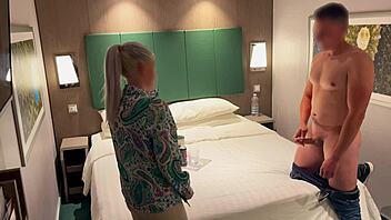 Zadzwoniłem do recepcji po drinka, skończyło się dziką lodzinką od pokojówki