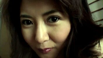 핫 일본 베이브, 내추럴 티츠로 클로즈업 핸드잡 주다.