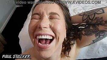 هي، تريد رؤية مونيكا تلكم مؤخرتها بجنون وبول في الأفواه مع بول ستالكر؟