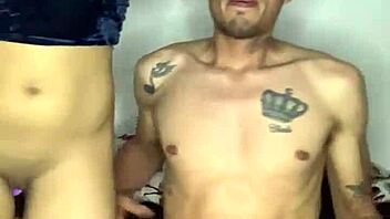 Me lo chupa y cabalga sobre el mi vecina.