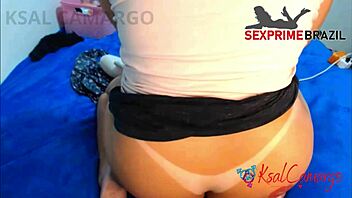 Married woman shows off her big behind