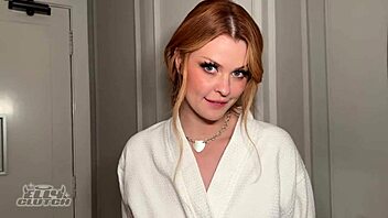 בחורה בעליה עירומה בחדר המלון שלי!