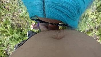 סטודנטית גסה מוצצת בפארק ציבורי