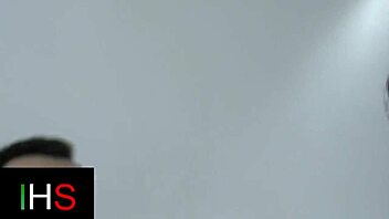 Razposajena azijka hrepeni po tiču v tesni pički in riti