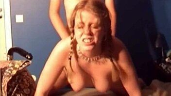 intimt ögonblick fyller systers tighta fitta med rå lust