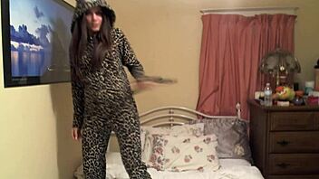 Cute teen 18+ drills her tight pussy.