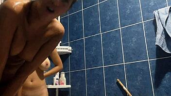 Isotittiset lesbot kylpevät suihkussa.