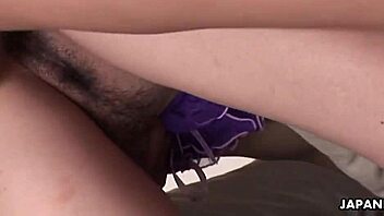 Gorąca japońska MILF jeździ mocno z wielkimi cyckami