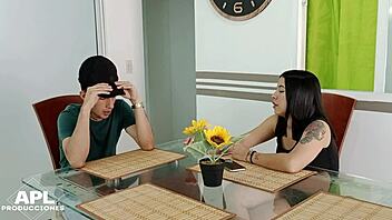 Despues de darse cuenta de las andanzas en que andaba su novio la puta de mi hermanastra se quizo comer mi gran verga parte 1