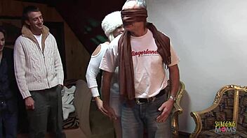 Blonde berlekuk puaskan ramai lelaki dalam aksi kumpulan liar