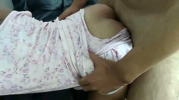 veo a mi prima masturbandose y se corre a chorros me pide que la folle duro squirt