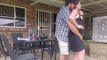 Esposa vecino follada al aire libre con falda subida mientras maridos trabajan