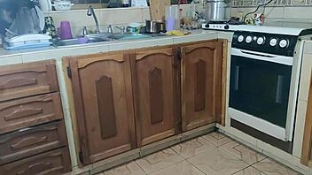 Den här heta colegiala förför sin styfar för köksknulle!