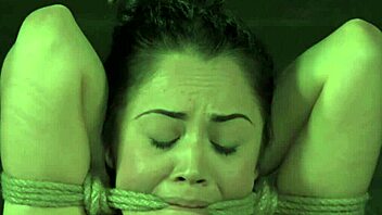 Hårdcore BDSM med bundet submissive under mandedom-kontrol