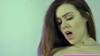 Naturliga bustiga lesbiska tjejer äter fittor under massage