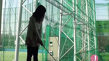 Снимает пальто для горячей съемки тела