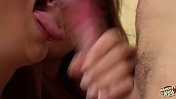 สาวบลอนด์และน้ำตาลสกปรกดูดก้นในกลุ่มสามแปลกๆ!