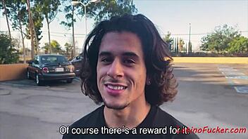 Латинская 18+ девчонка берет деньги за гейский публичный секс