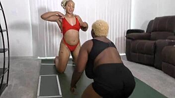 Big tits and round ass Amazonian women in a fight