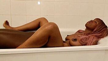 je kiffe me faire sauter comme une ebony slut avec monster cock