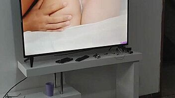 veo a mi prima masturbandose y se corre a chorros me pide que la folle duro squirt