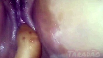 socando a mão no rabo da puta