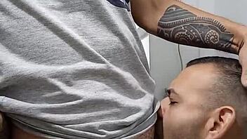 Jebem se sa čuvarom u zadnjoj sobi, ups!