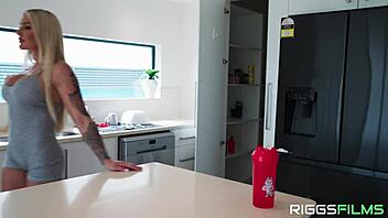 Huge Tits Muscle Barbie Takes It Deep in Anal