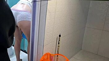 Risikabel 18+ onani tatt av hushjelpen i vill hardcore action