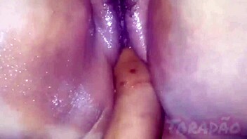 socando a mão no rabo da puta