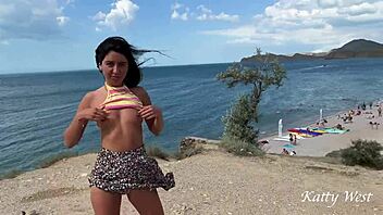 Pipi public de către curva adolescentă 18+ lângă mulțimea de pe plajă