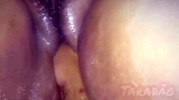 socando a mão no rabo da puta