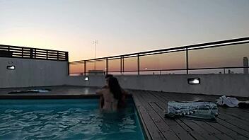 ik spuit veel in zwembad bij zonsondergang op deze boekhoudster