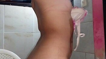 partiendo el coño de mi amiga