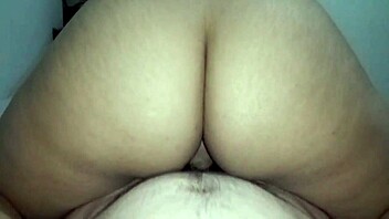 Pomoni Vaimo Puki Punaiset Alusvaatteet Provosoidakseen Kun Isänsä Lähti