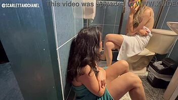 Moje kolegyně jen hlasitě sténá v koupelně bez starosti.