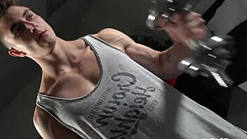 Czech bodybuilder gets a handjob in a porn audition