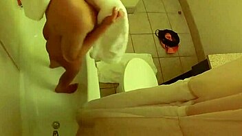 布雷特·罗西为什么洗澡这么诱人，那些大奶子呢？