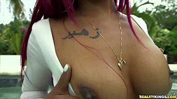 Juicy Jazzi gets facial from Tyler Steel