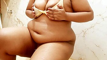 Indian College Girl Displays Her Big Boobs And Tits