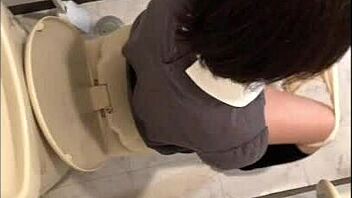 Secretly masturbating while mom’s at work—can this Japanese schoolgirl get away with it?