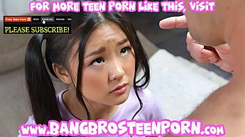 Мъж, тази сладка блондинка тийн 18+ 18+ смуче огромен кур като професионалистка! 🍆