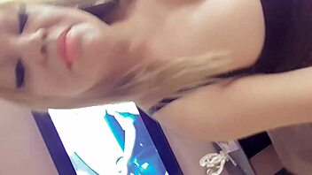 Valmis homo-suihinottohimoihin sängyssä kotona yksin viikonloppuna