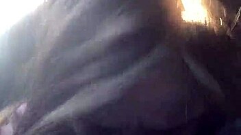 Mejor amiga lesbiana da mamada épica en el camino.