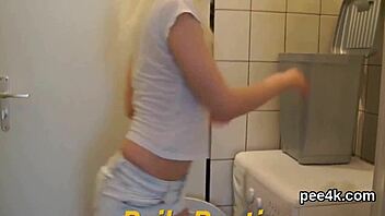 Gorgeous beauty fills her soft cunt with warm pee and ejaculates! 😍