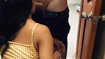 سكس عربى نااار البياع دخل ورايا البروفة فى محل الملابس و فضل يقفش و يبعبص فيا و حشر زبه فى كسى فشخنى ابن الوسخة