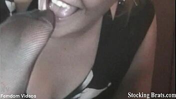 तीन लेस्बियंस फिशनेट्स में टो सक्स करती हैं