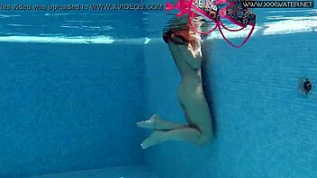 Le désir insatiable de Nicole Pearl secoue son cul serré