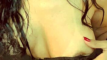 Estudante universitária muito fofa 21 quer ser locutora e ex-aluna de publicidade filmadas em encontro noturno