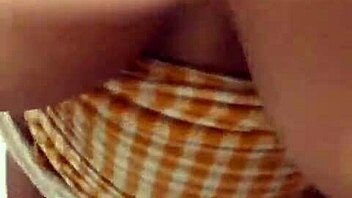 سكس عربى نااار البياع دخل ورايا البروفة فى محل الملابس و فضل يقفش و يبعبص فيا و حشر زبه فى كسى فشخنى ابن الوسخة